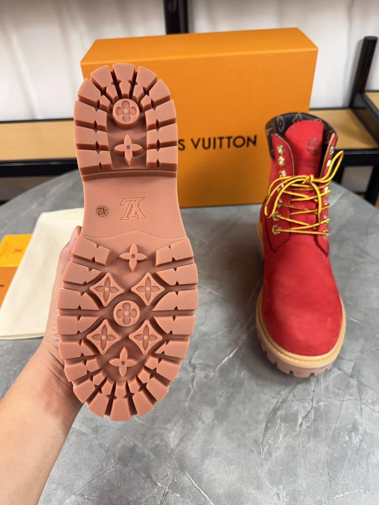 Couple model 💰700 ❤️Top version: Couple model LV x Timberland Timberland joint model Presbyopia Embossed Rhubarb boots Ankle boots Short boots LV x Timberland ankle boots are made of Monogram embossed waterproof nubuck cow leather, relying on the brand's exquisite craftsmanship to carefully reshape the classic Timberland 6-inch boot shape in Italy, and make an eye-catching appearance in 2024 created by Pharrell Williams with American workwear style Autumn and winter menswear show. Monogram embossed tongue, original Timberland laces and outsole are exquisite details, and the leather label expresses the cooperation logo. Exquisite packaging at the delivery counter🛍📦 ▪️Material: Original customized imported first-layer cowhide ▪️Inner lining: Original customized leather lining/mesh lining ▪️Outsole: Original molded anti-slip rubber material ▪️Sole thickness: 3.5CM ▪️Size: Women's 35-40 Men's 39-46